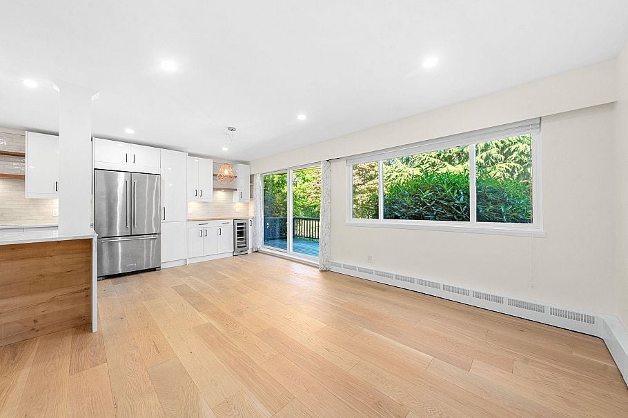 911 555 W 28th Street North Vancouver, BC - 2