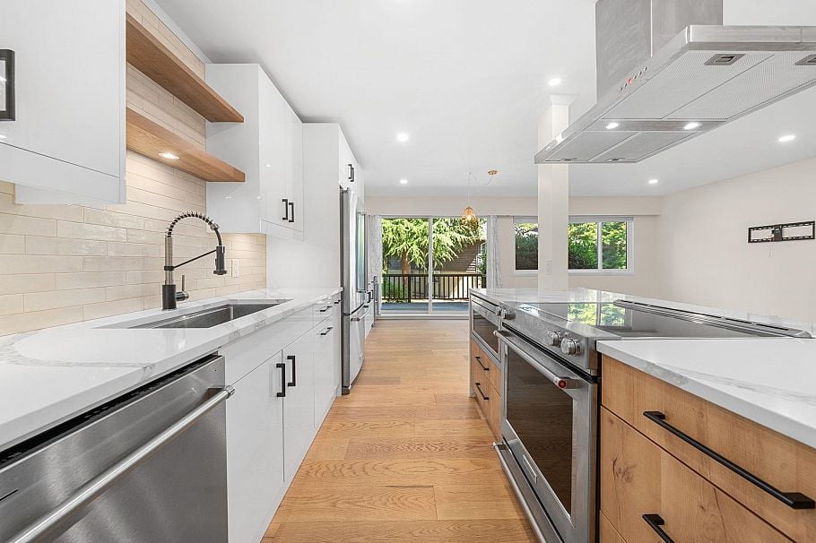 911 555 W 28th Street North Vancouver, BC - 9
