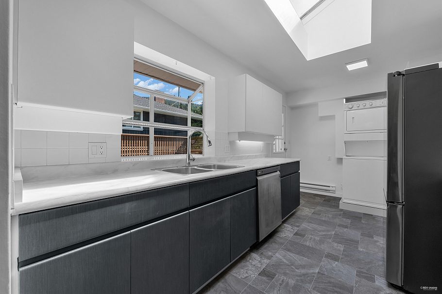 330 W Braemar Road North Vancouver, BC - 11