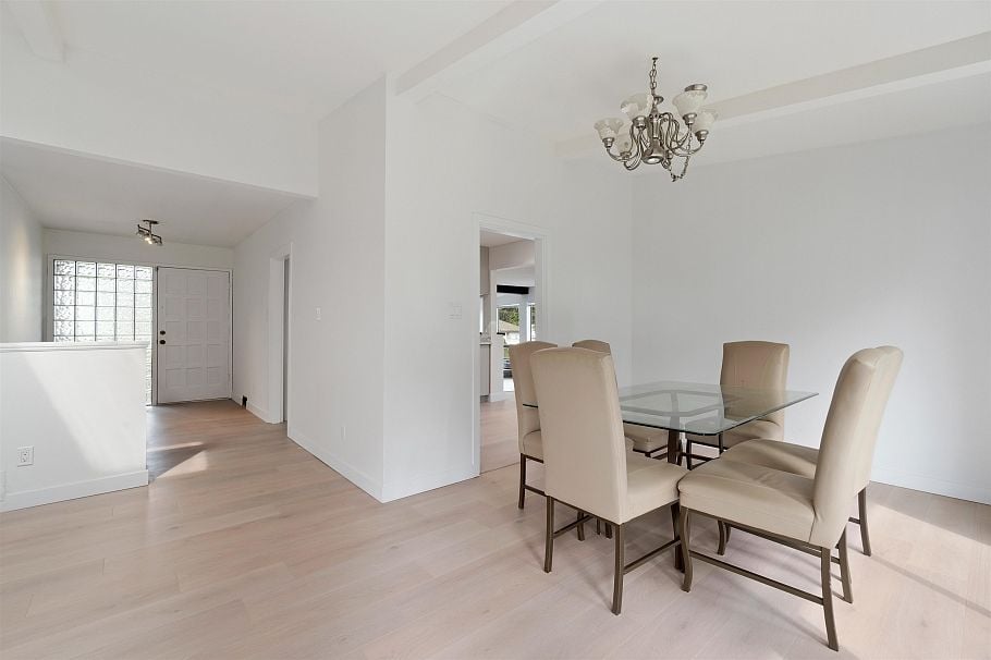 1177 E 15th Street North Vancouver, BC - 18