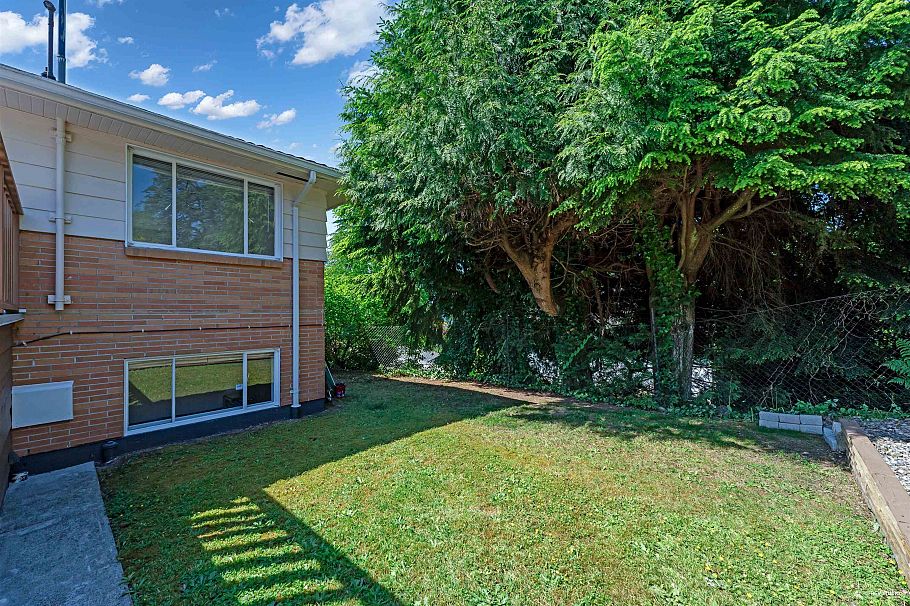 330 W Braemar Road North Vancouver, BC - 22