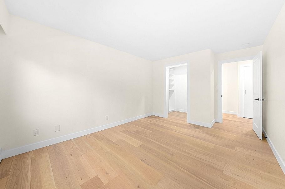 911 555 W 28th Street North Vancouver, BC - 24