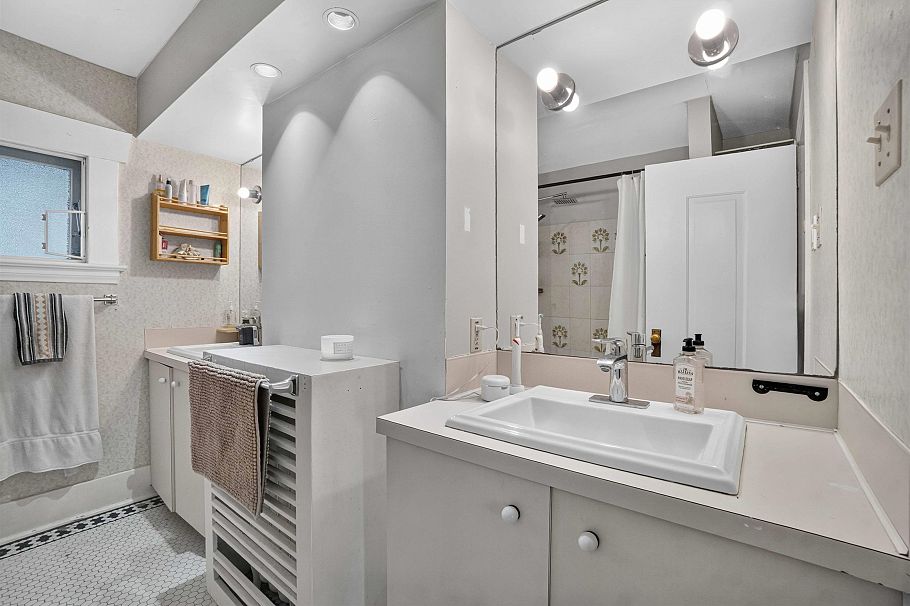 2063 W 37th Avenue Vancouver, BC - 30
