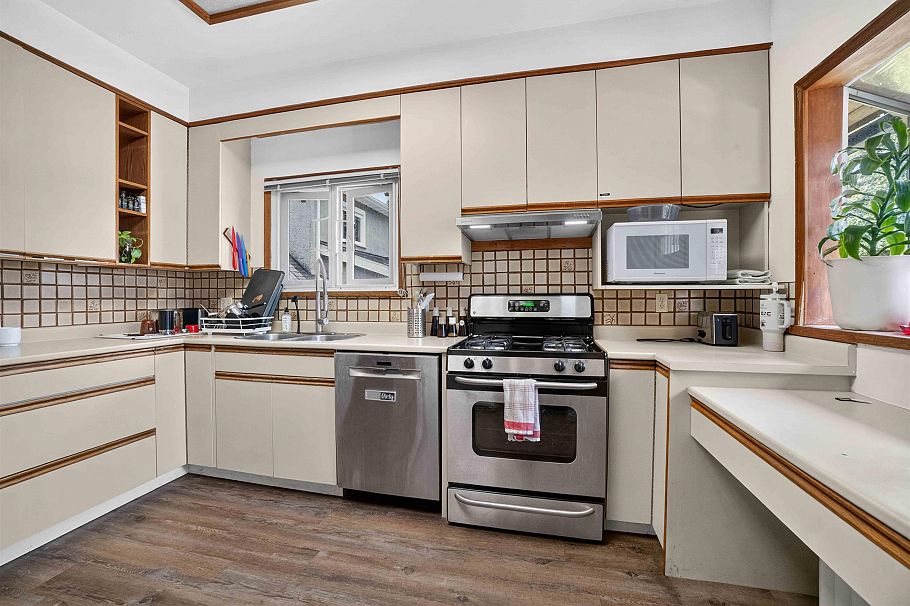 2063 W 37th Avenue Vancouver, BC - 37