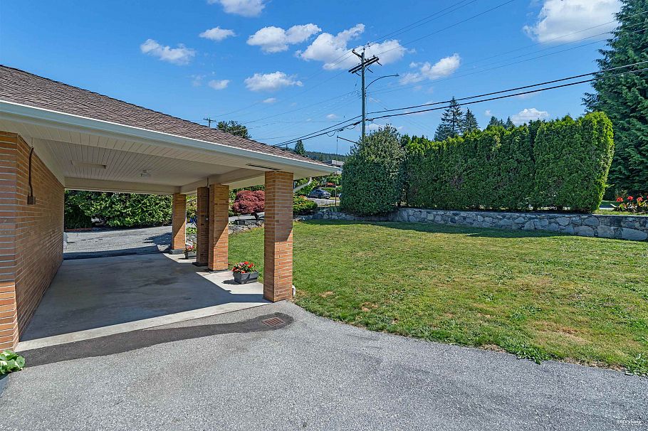 330 W Braemar Road North Vancouver, BC - 21