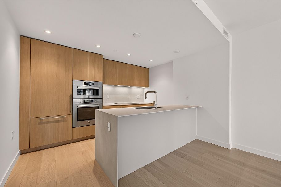 302 1526 W 6th Avenue Vancouver, BC - 4