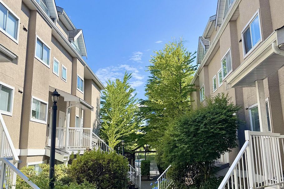 202 3683 Wellington Avenue Vancouver, BC - 2