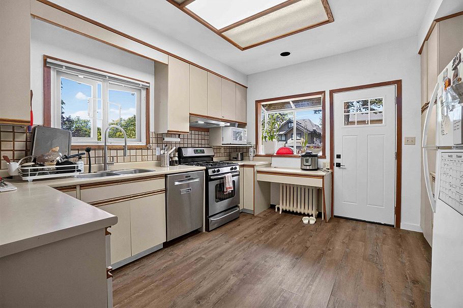 2063 W 37th Avenue Vancouver, BC - 38