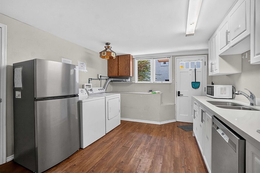 2063 W 37th Avenue Vancouver, BC - 8