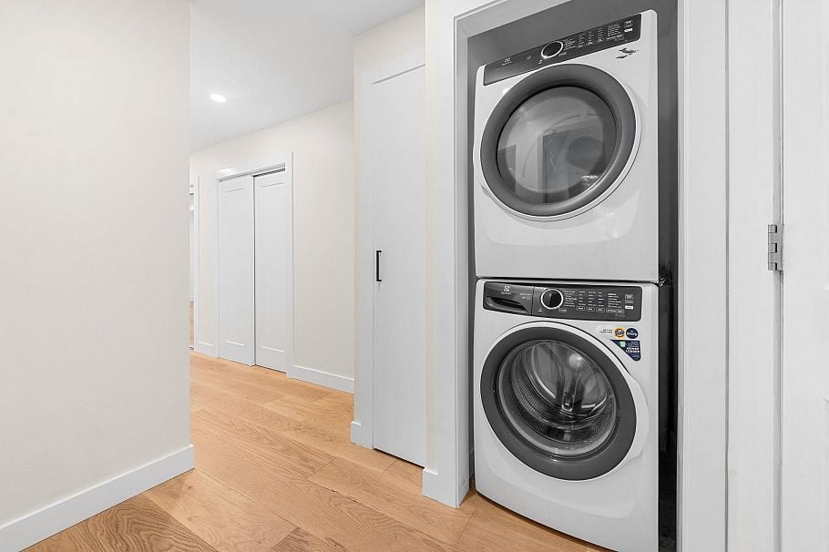 911 555 W 28th Street North Vancouver, BC - 31