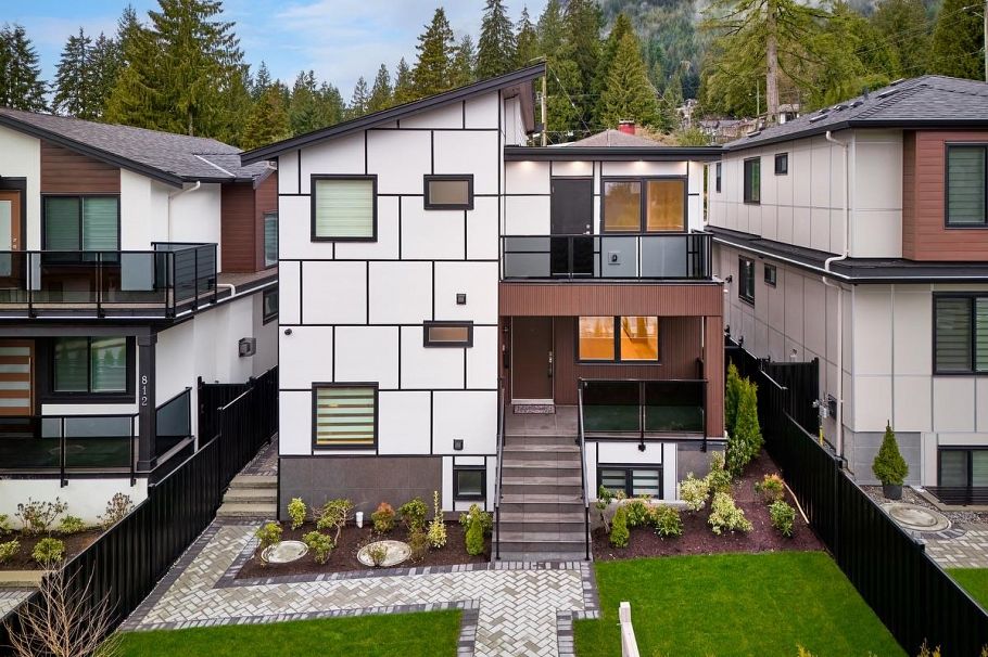 806 Montroyal Boulevard North Vancouver, BC - 1