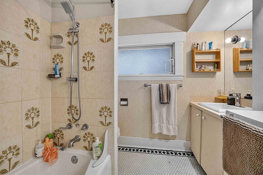 2063 W 37th Avenue Vancouver, BC - 29