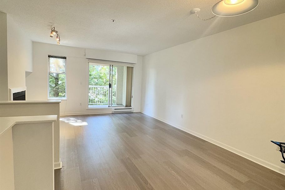 202 3683 Wellington Avenue Vancouver, BC - 5