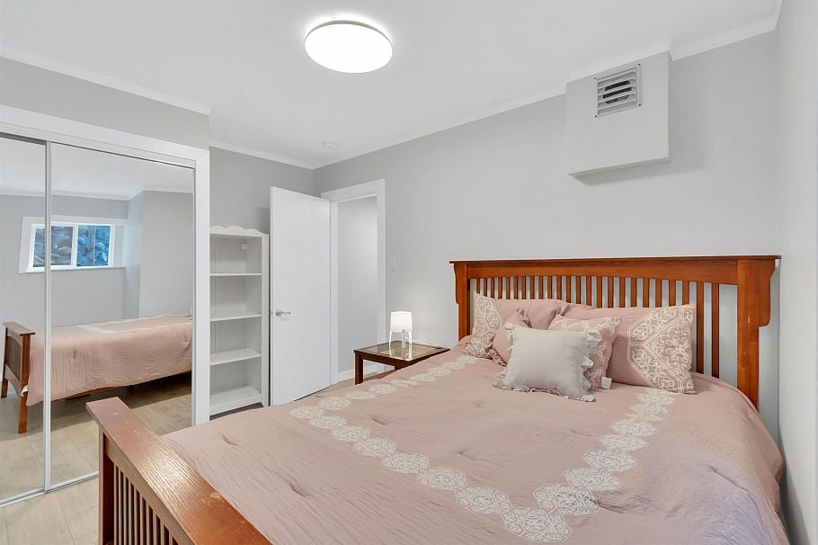 1177 E 15th Street North Vancouver, BC - 34