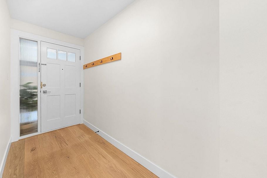 911 555 W 28th Street North Vancouver, BC - 32