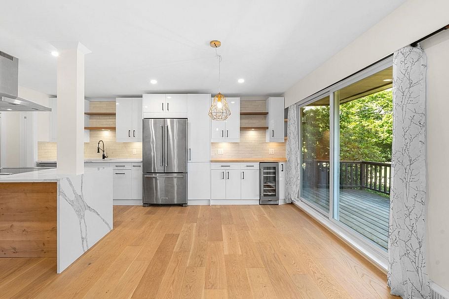 911 555 W 28th Street North Vancouver, BC - 4