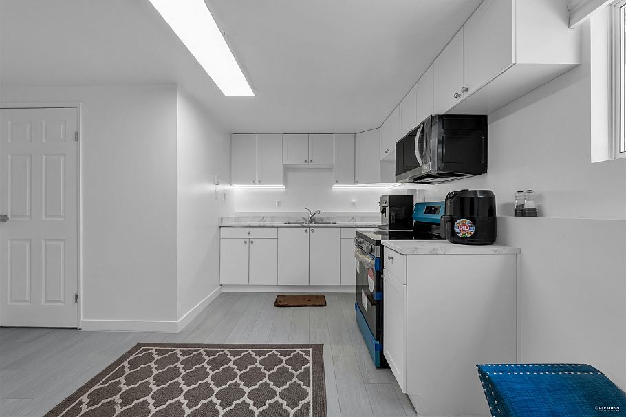 330 W Braemar Road North Vancouver, BC - 18