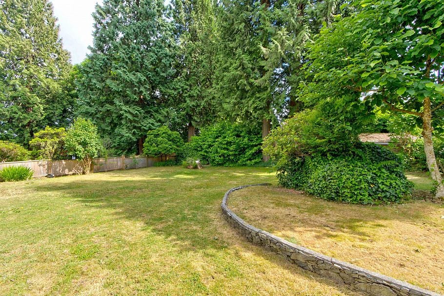 1177 E 15th Street North Vancouver, BC - 30