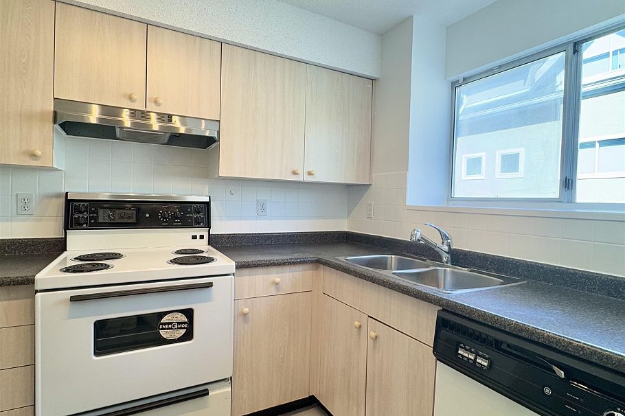 202 3683 Wellington Avenue Vancouver, BC - 9