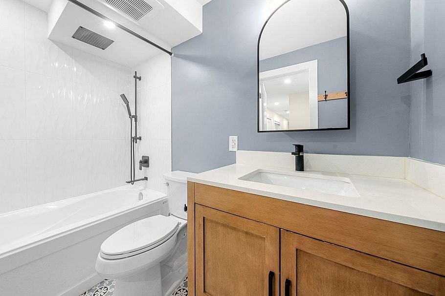 911 555 W 28th Street North Vancouver, BC - 29