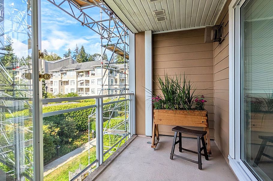 422 3629 Deercrest Drive North Vancouver, BC - 16