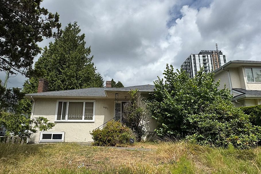 481 W 40th Avenue Vancouver, BC - 1