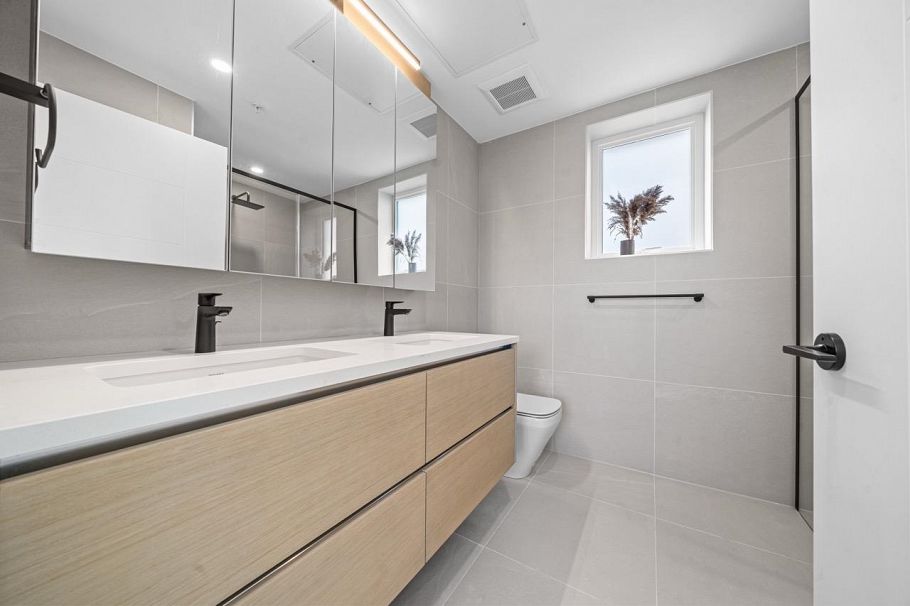 130 W Woodstock Avenue Vancouver, BC - 22
