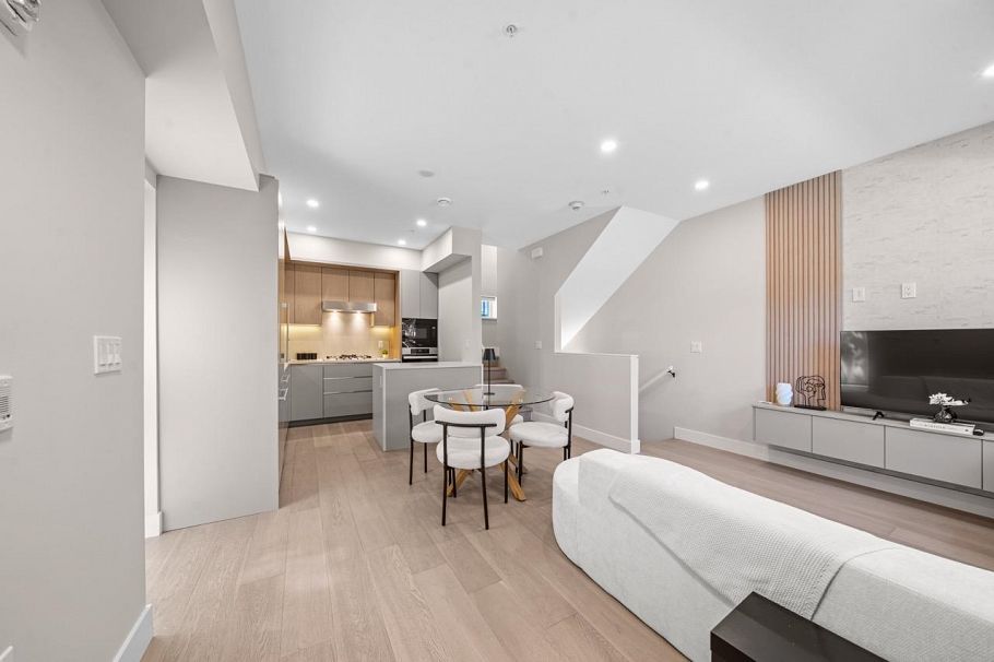 130 W Woodstock Avenue Vancouver, BC - 2