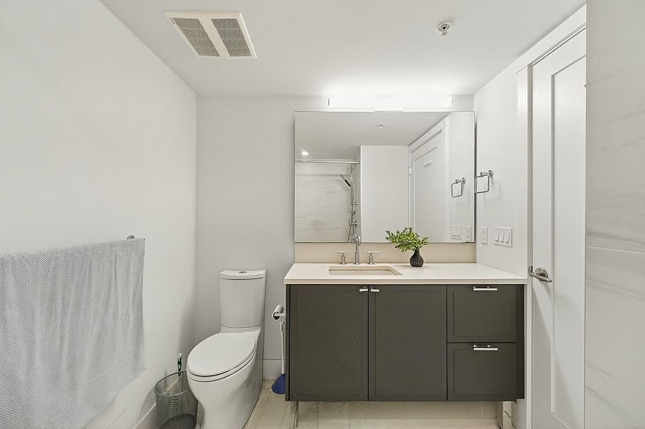 7601 Yukon Street Vancouver, BC - 9