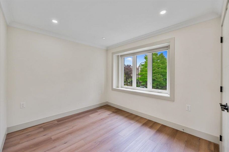 3179 E 16th Avenue Vancouver, BC - 32