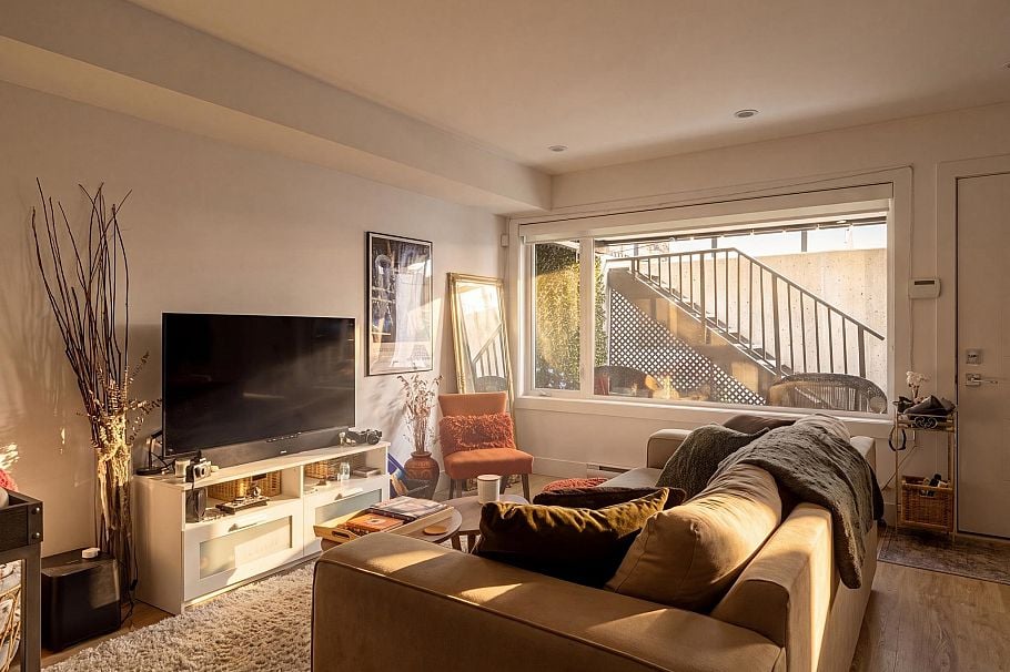 351 W 28th Street North Vancouver, BC - 36