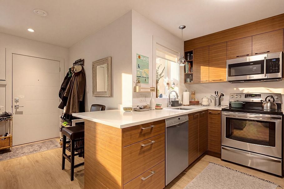 351 W 28th Street North Vancouver, BC - 37