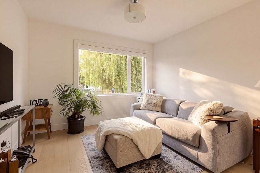 351 W 28th Street North Vancouver, BC - 35