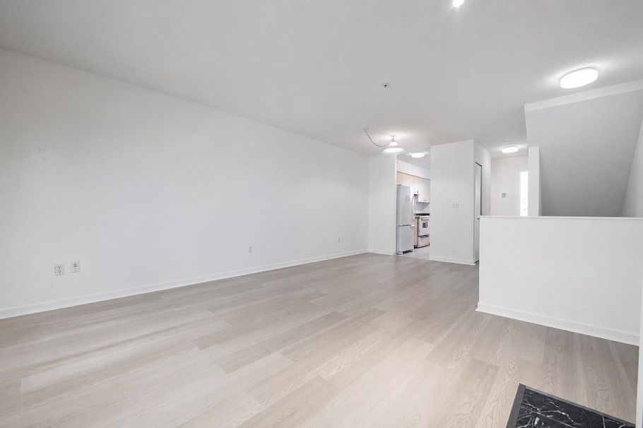 202 3683 Wellington Avenue Vancouver, BC - 4