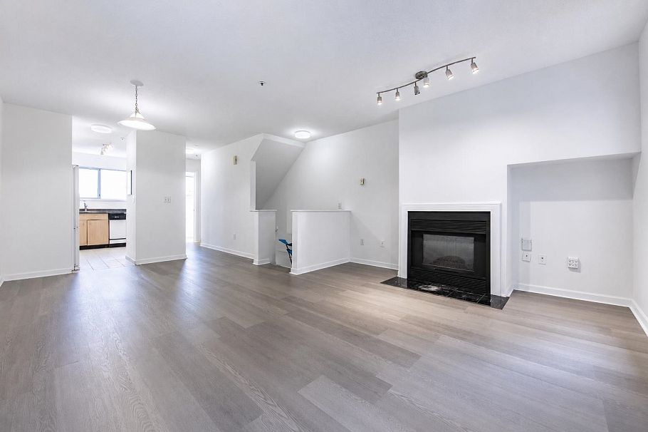 202 3683 Wellington Avenue Vancouver, BC - 2