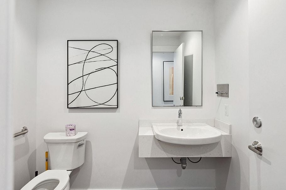 209 715 W 15th Street North Vancouver, BC - 38