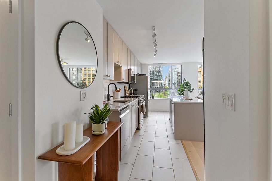 904 1225 Richards Street Vancouver, BC - 2
