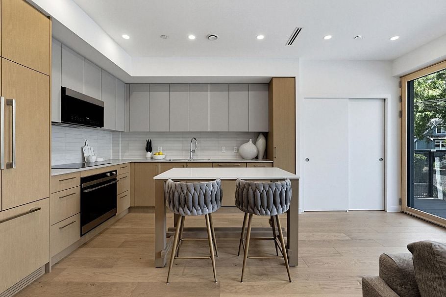 1 60 E 17th Avenue Vancouver, BC - 2