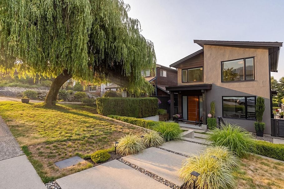 351 W 28th Street North Vancouver, BC - 2