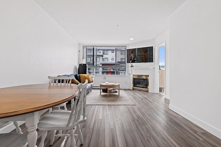 302 5818 Lincoln Street Vancouver, BC - 5