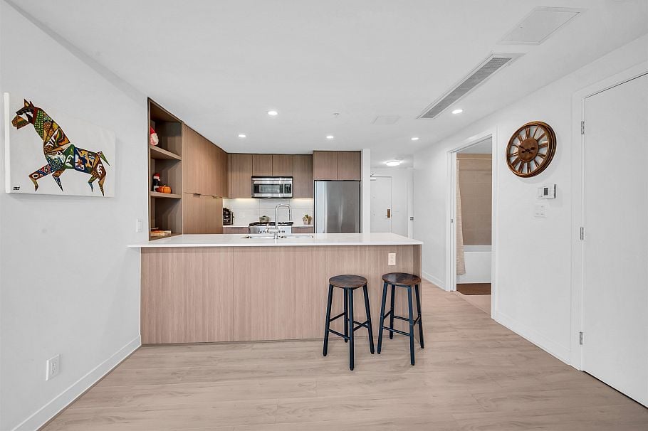 501 1471 Hunter Street North Vancouver, BC - 12