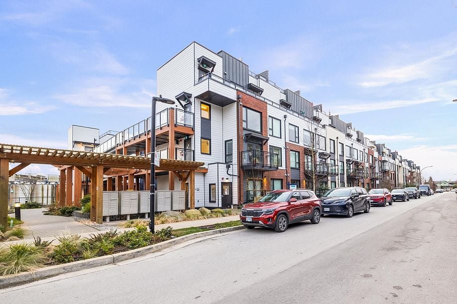 444 545 E 2nd Street North Vancouver, BC - 38