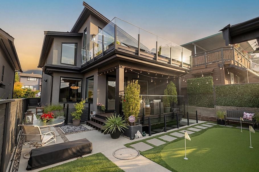 351 W 28th Street North Vancouver, BC - 32