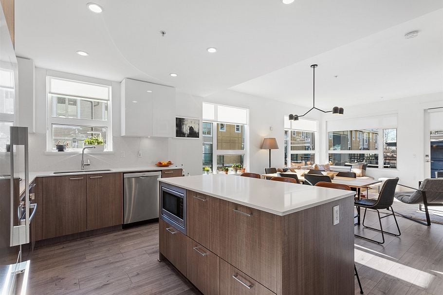204 715 W 15th Street North Vancouver, BC - 12