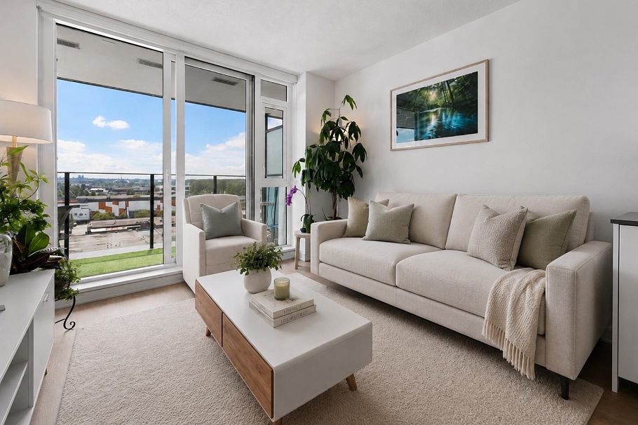704 1401 Hunter Street North Vancouver, BC - 1