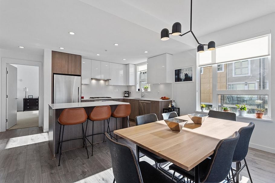 204 715 W 15th Street North Vancouver, BC - 11