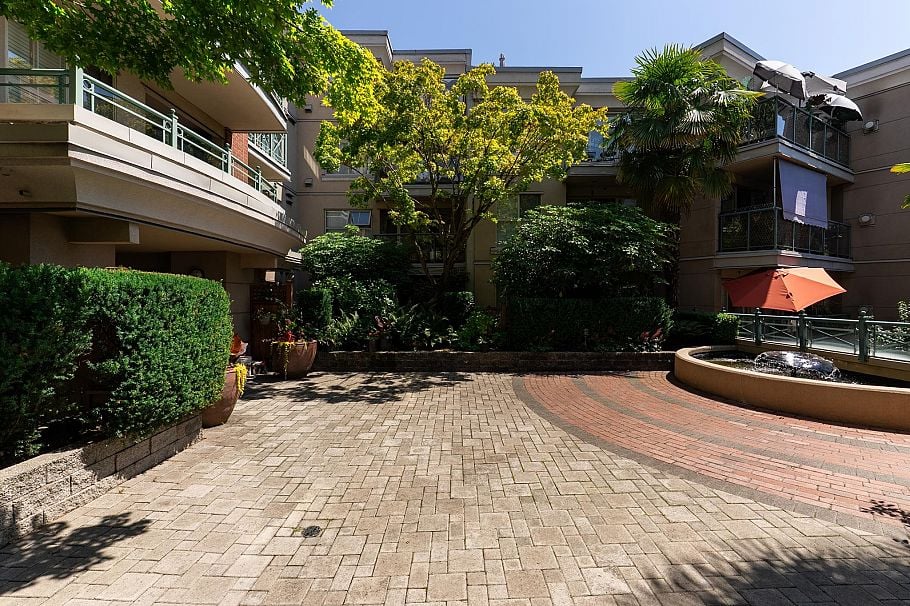 323 332 Lonsdale Avenue North Vancouver, BC - 33