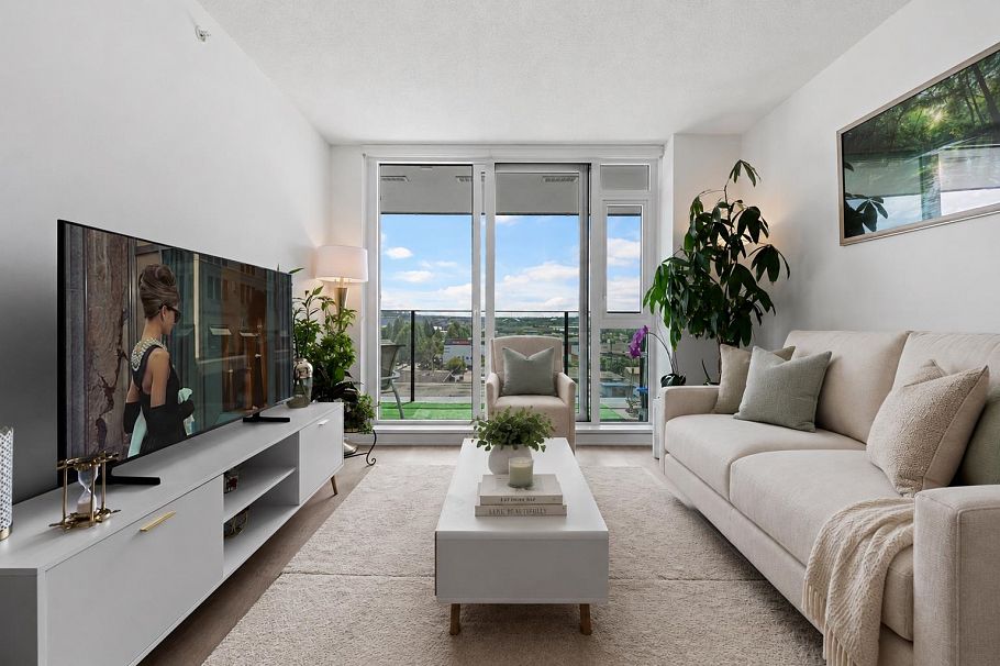 704 1401 Hunter Street North Vancouver, BC - 2