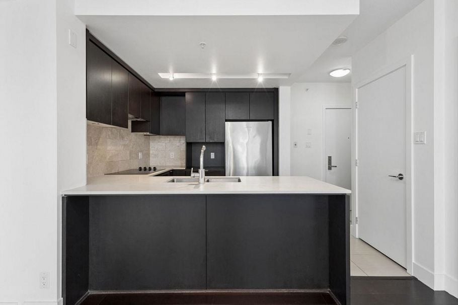 1208 1320 Chesterfield Avenue North Vancouver, BC - 4
