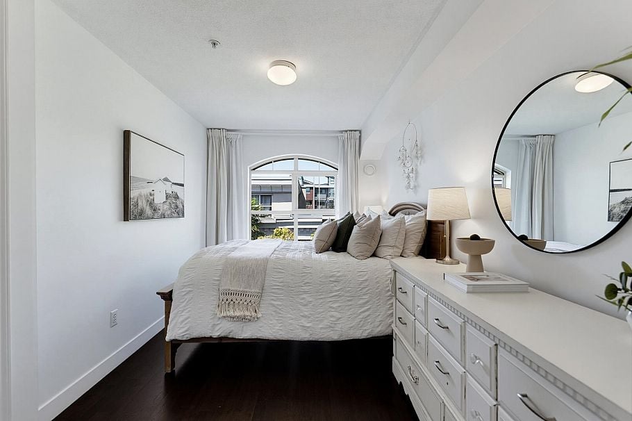 323 332 Lonsdale Avenue North Vancouver, BC - 17
